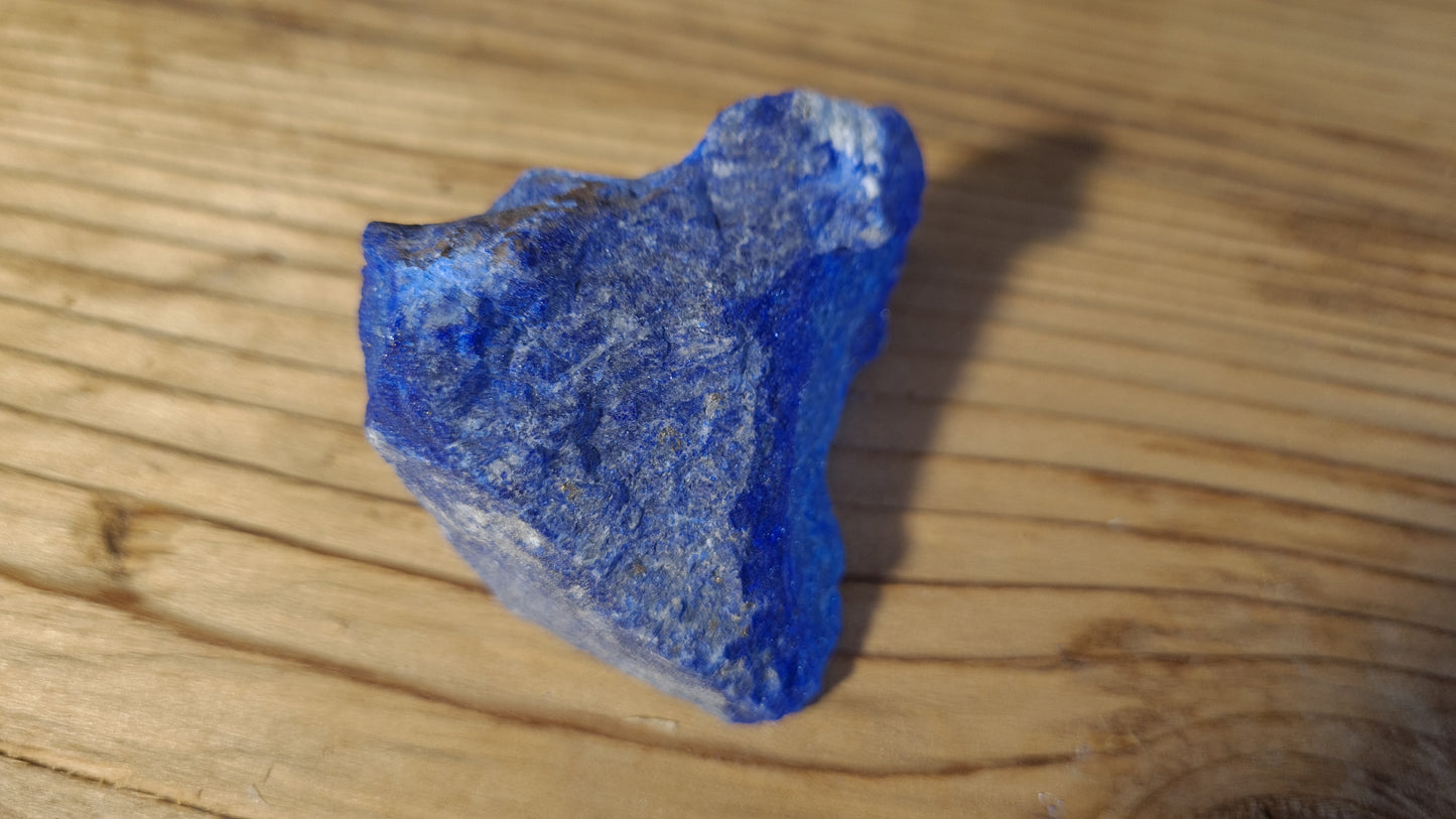 Pierre de lapis-lazuli brute de 65.6g