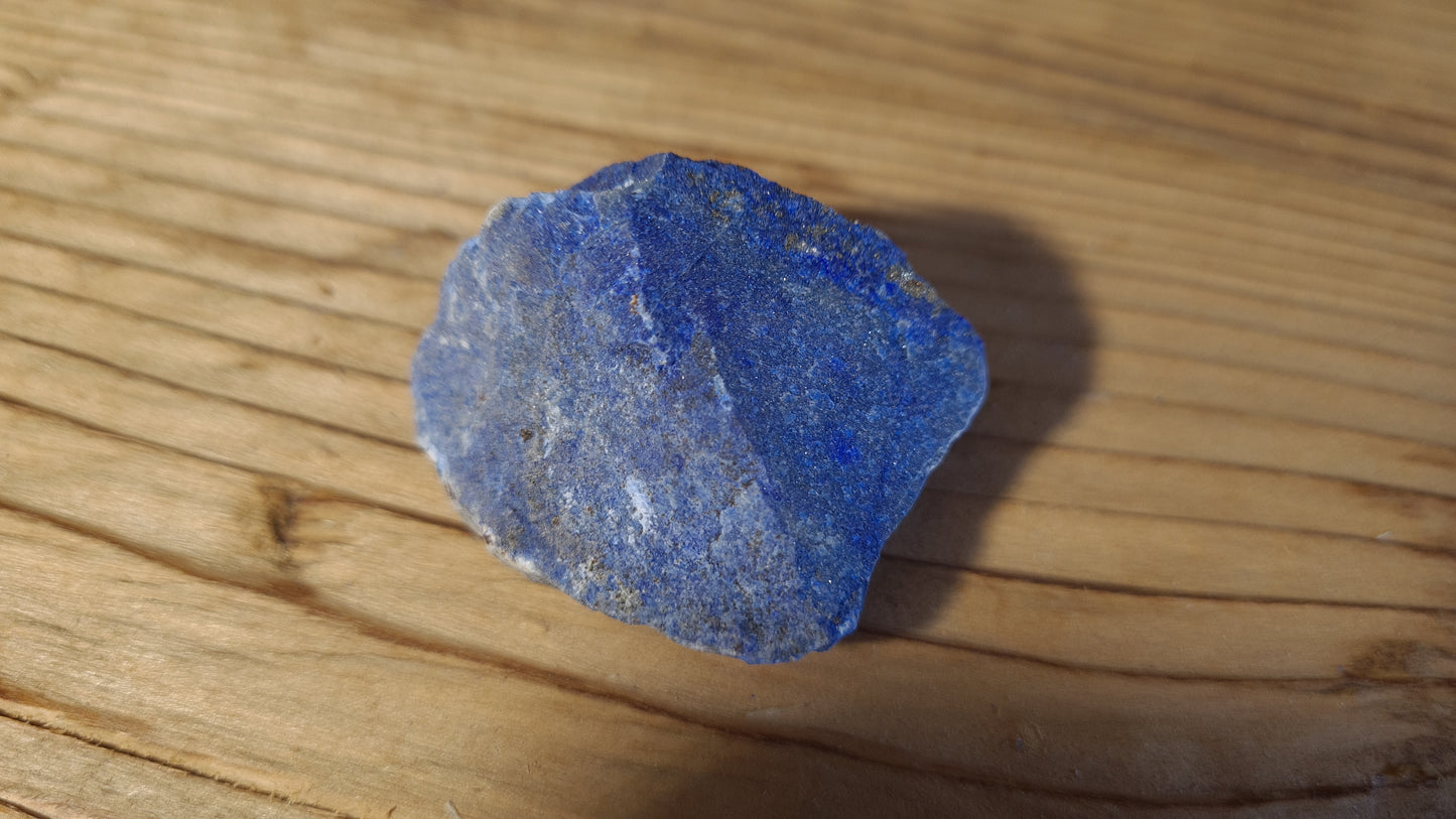 Pierre de lapis-lazuli brute de 38.4