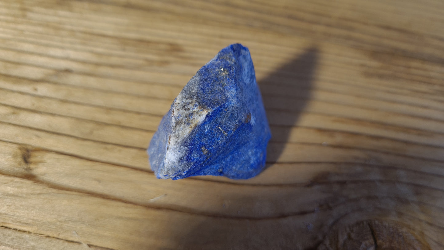 Pierre de lapis-lazuli brute de 38.4