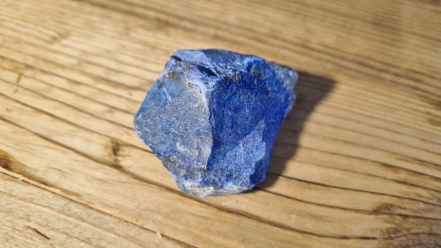 Pierre de lapis-lazuli brute de 84.8g