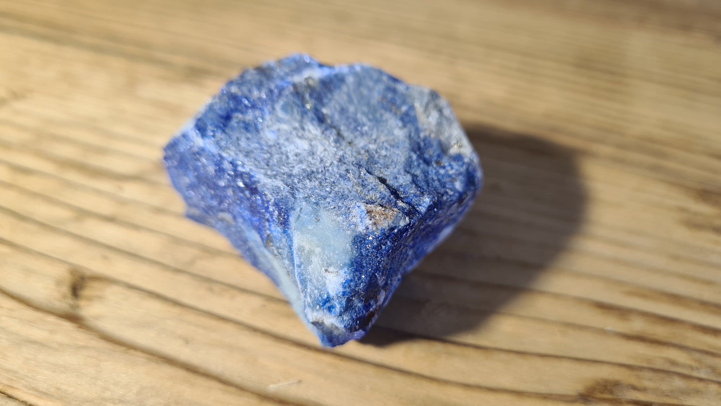 Pierre de lapis-lazuli brute de 90.9g