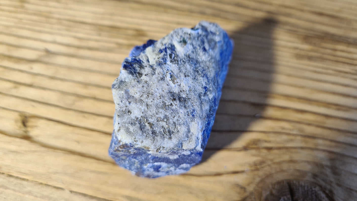 Pierre de lapis-lazuli brute de 90.9g