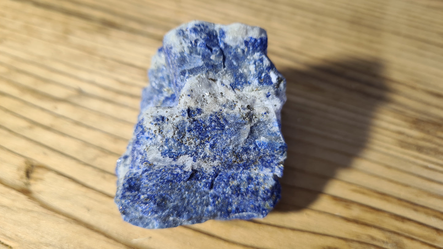 Pierre de lapis-lazuli brute de 95.5g