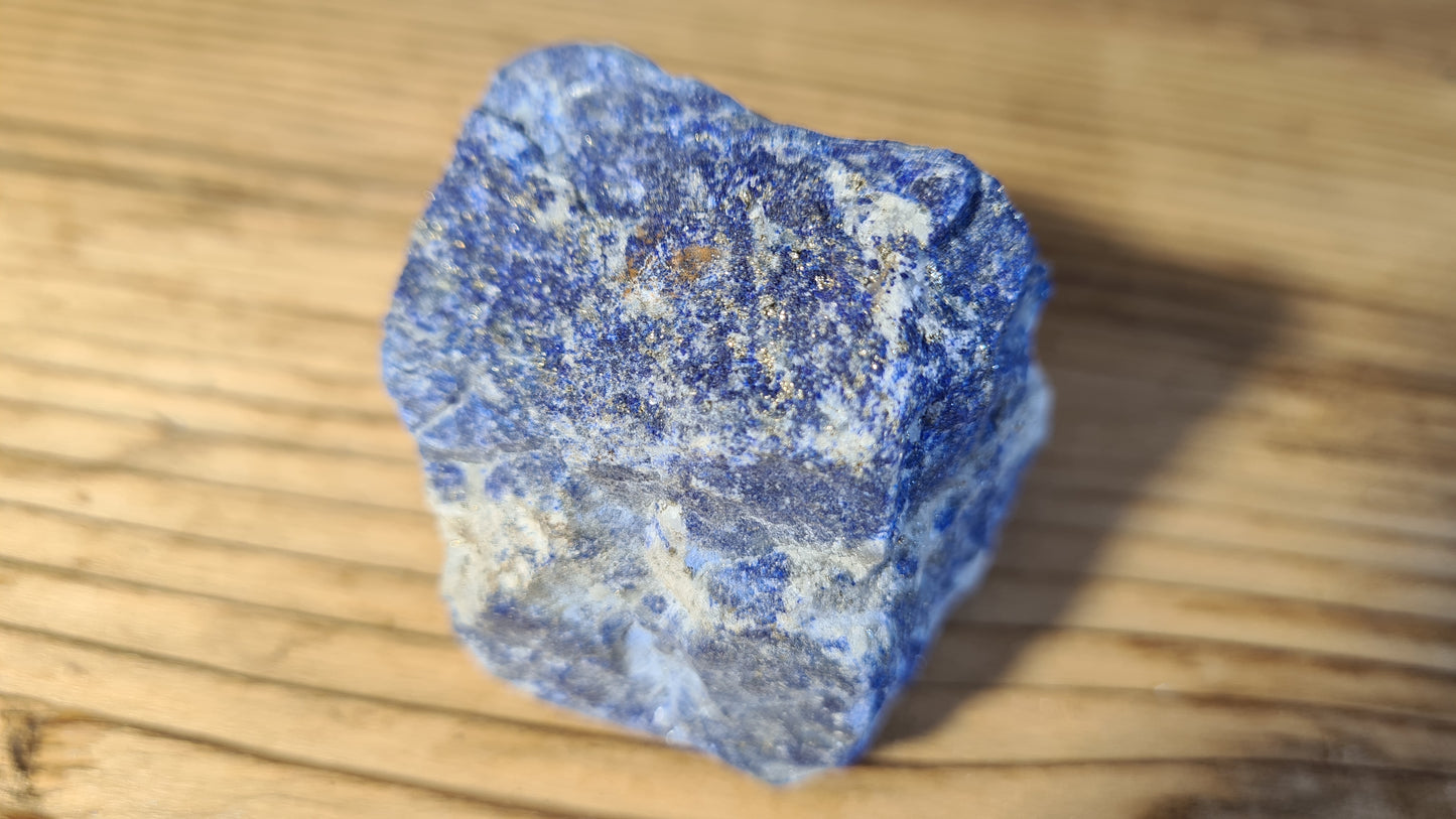 Pierre de lapis-lazuli brute de 95.5g