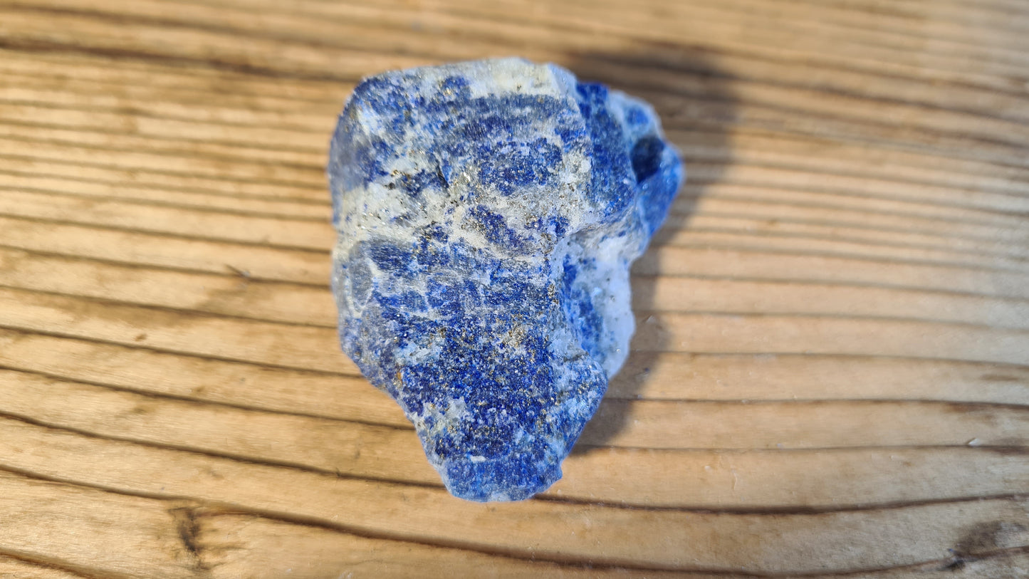 Pierre de lapis-lazuli brute de 54.2g
