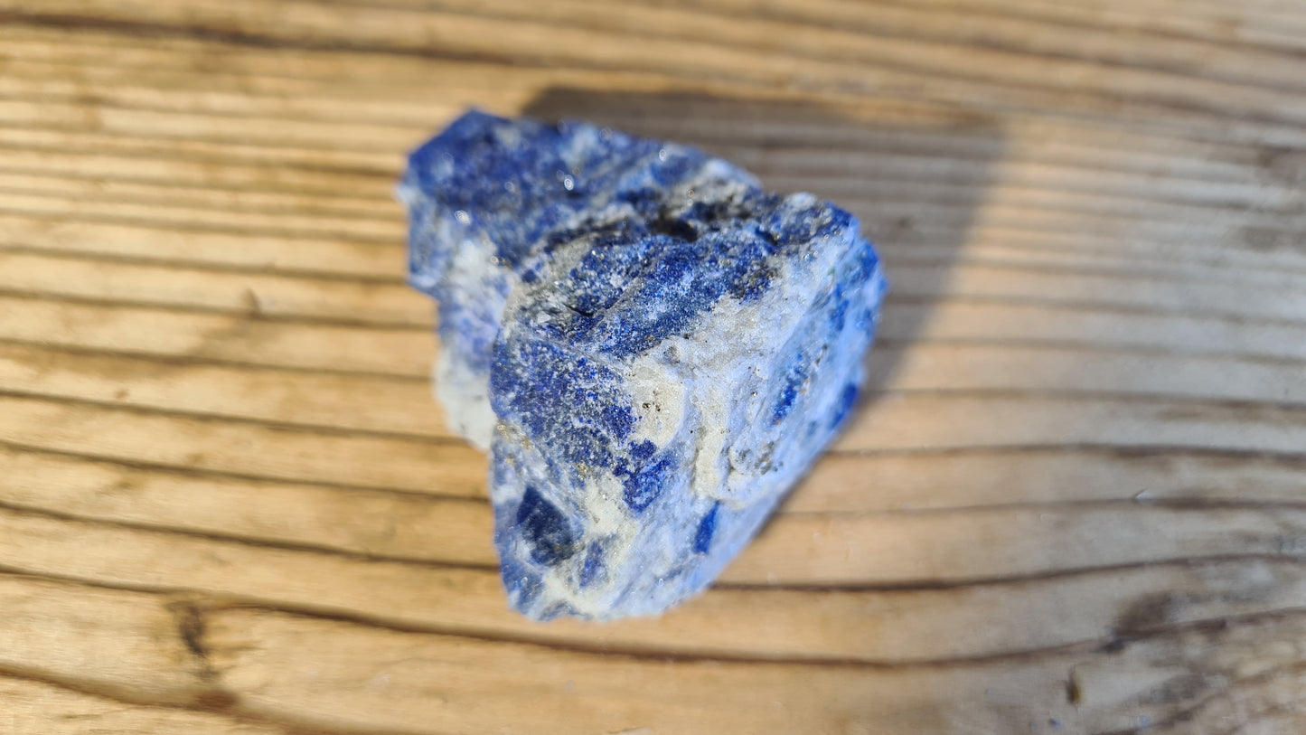 Pierre de lapis-lazuli brute de 54.2g