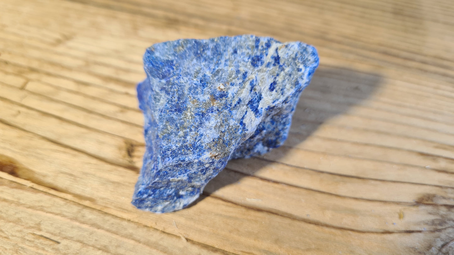 Pierre de lapis-lazuli brute de 81.6g