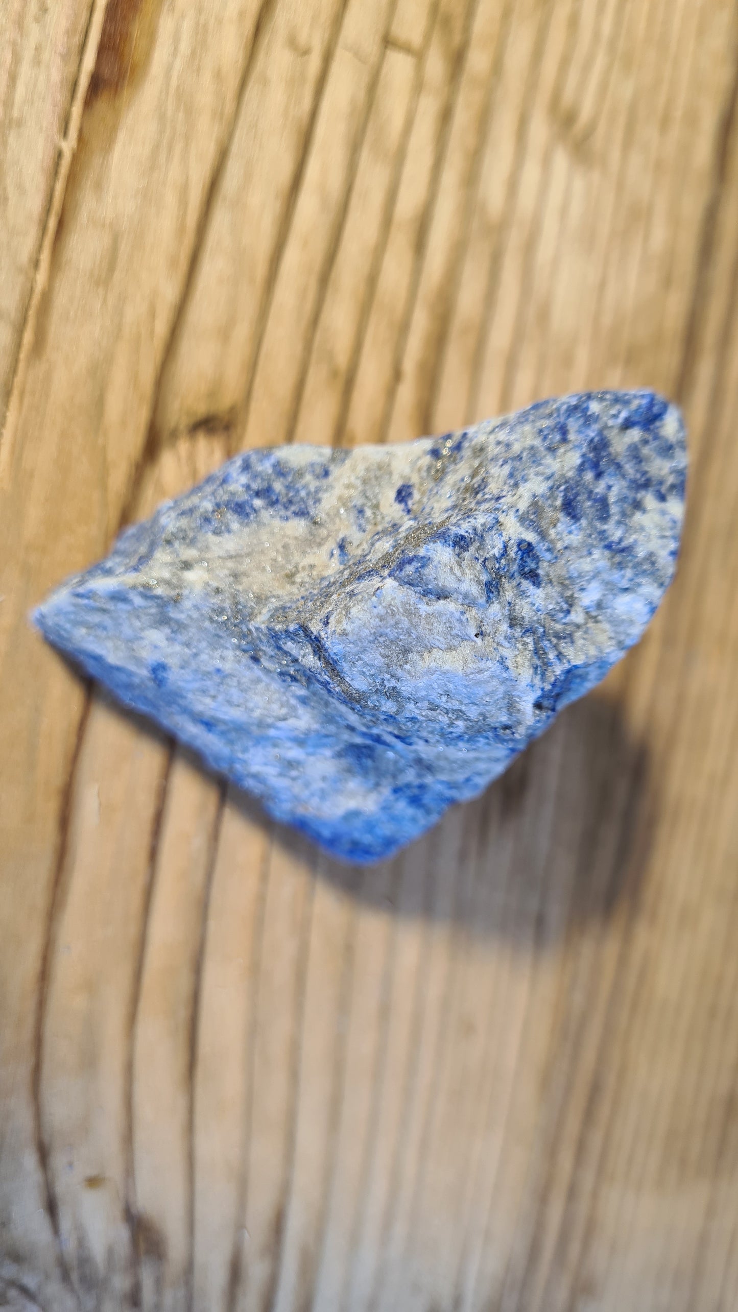 Pierre de lapis-lazuli brute de 81.6g
