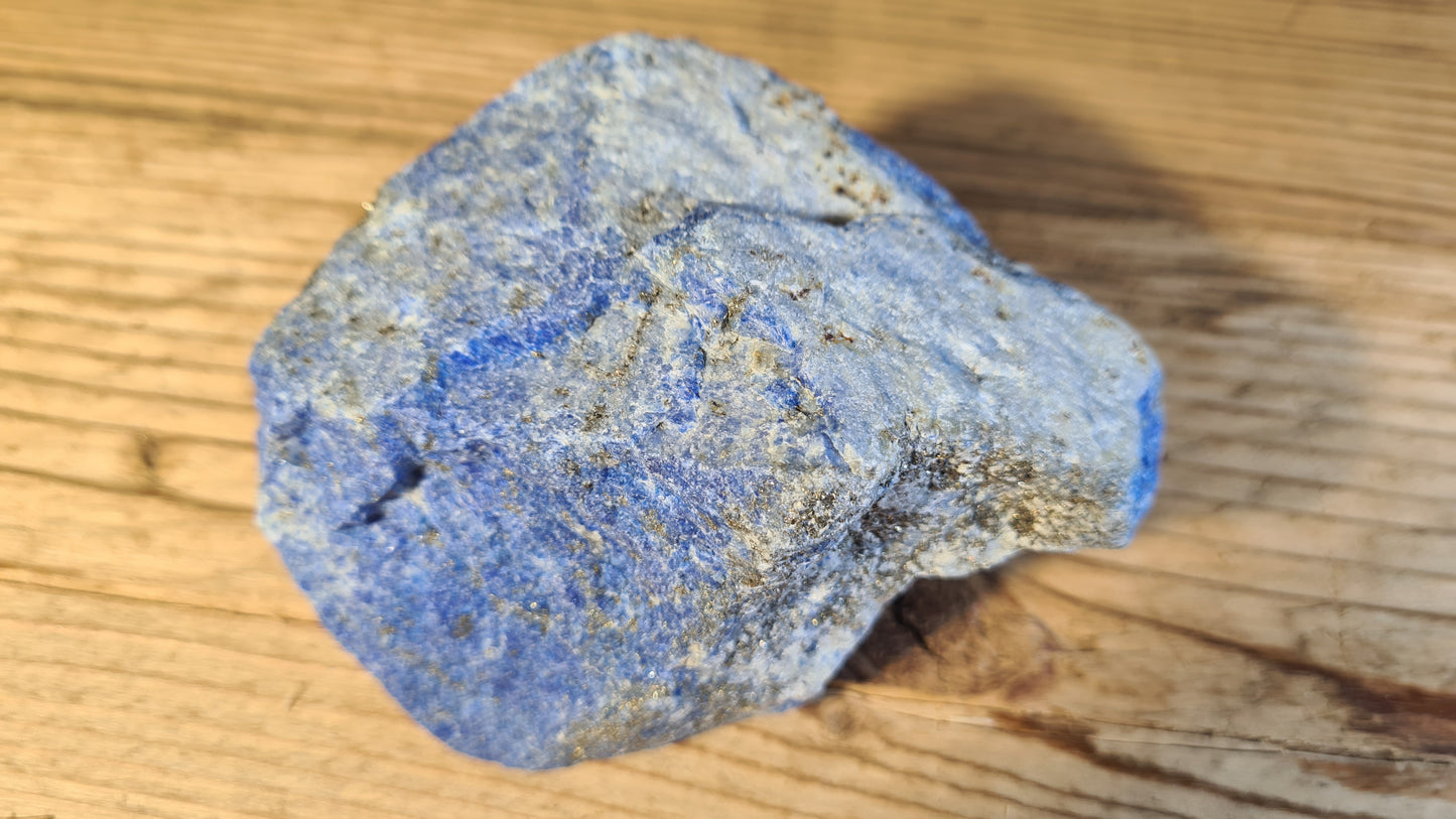 Pierre de lapis-lazuli brute de 440g