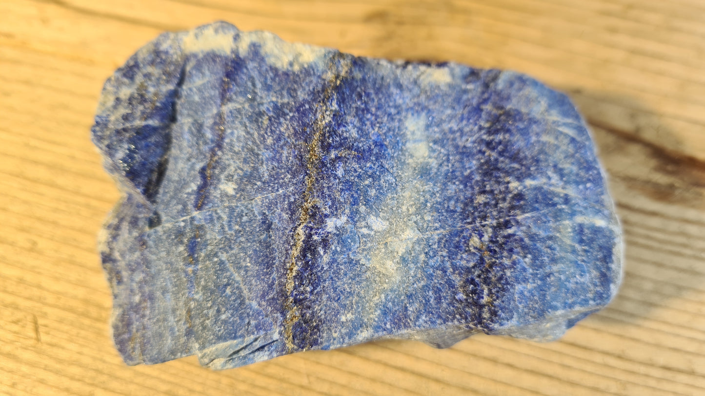 Pierre de lapis-lazuli brute de 271g