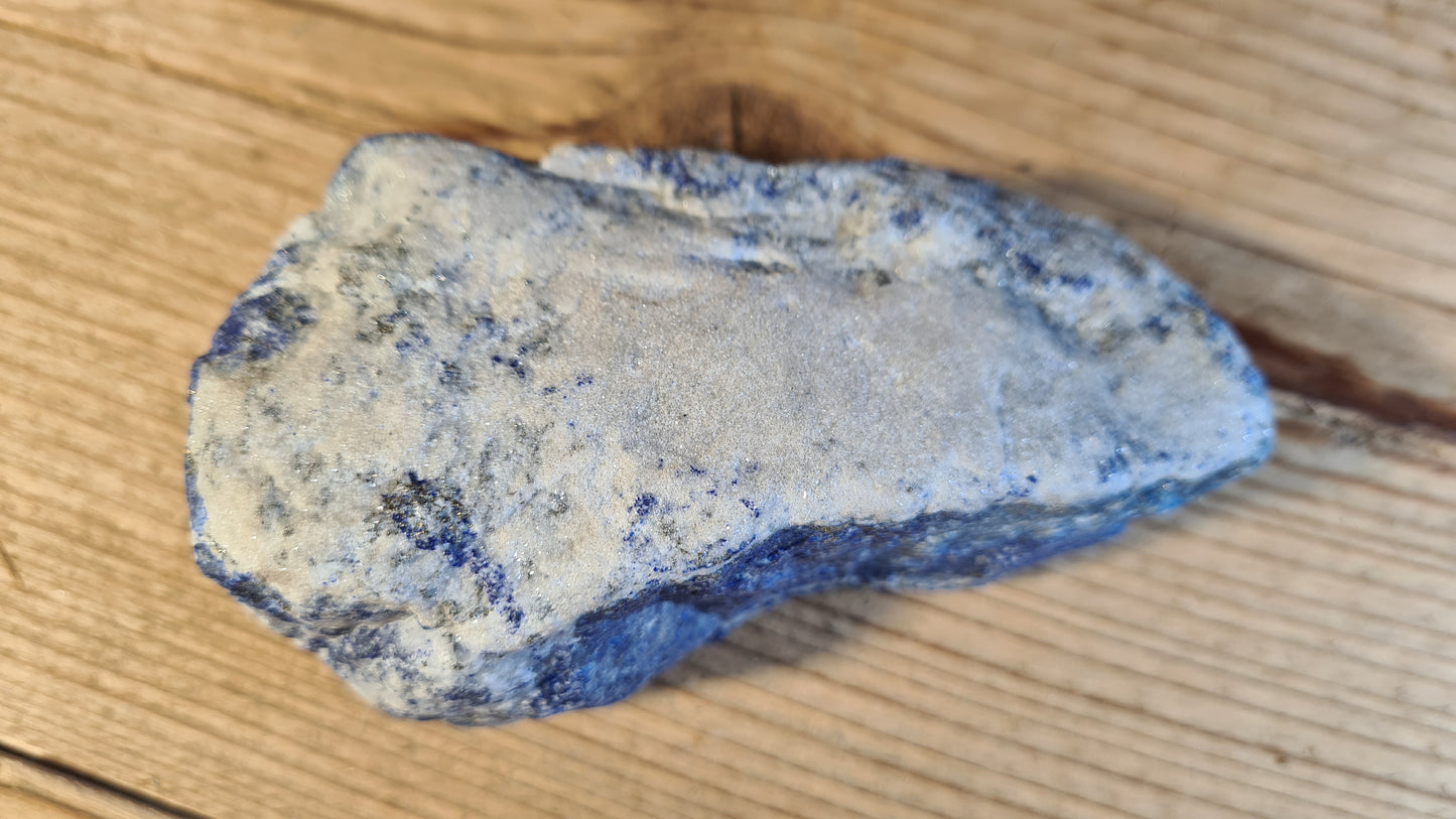 Pierre de lapis-lazuli brute de 336g