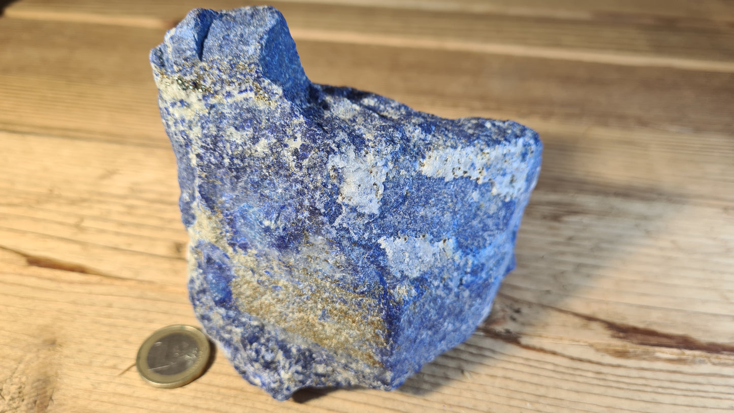 Pierre de lapis-lazuli brute de 841g