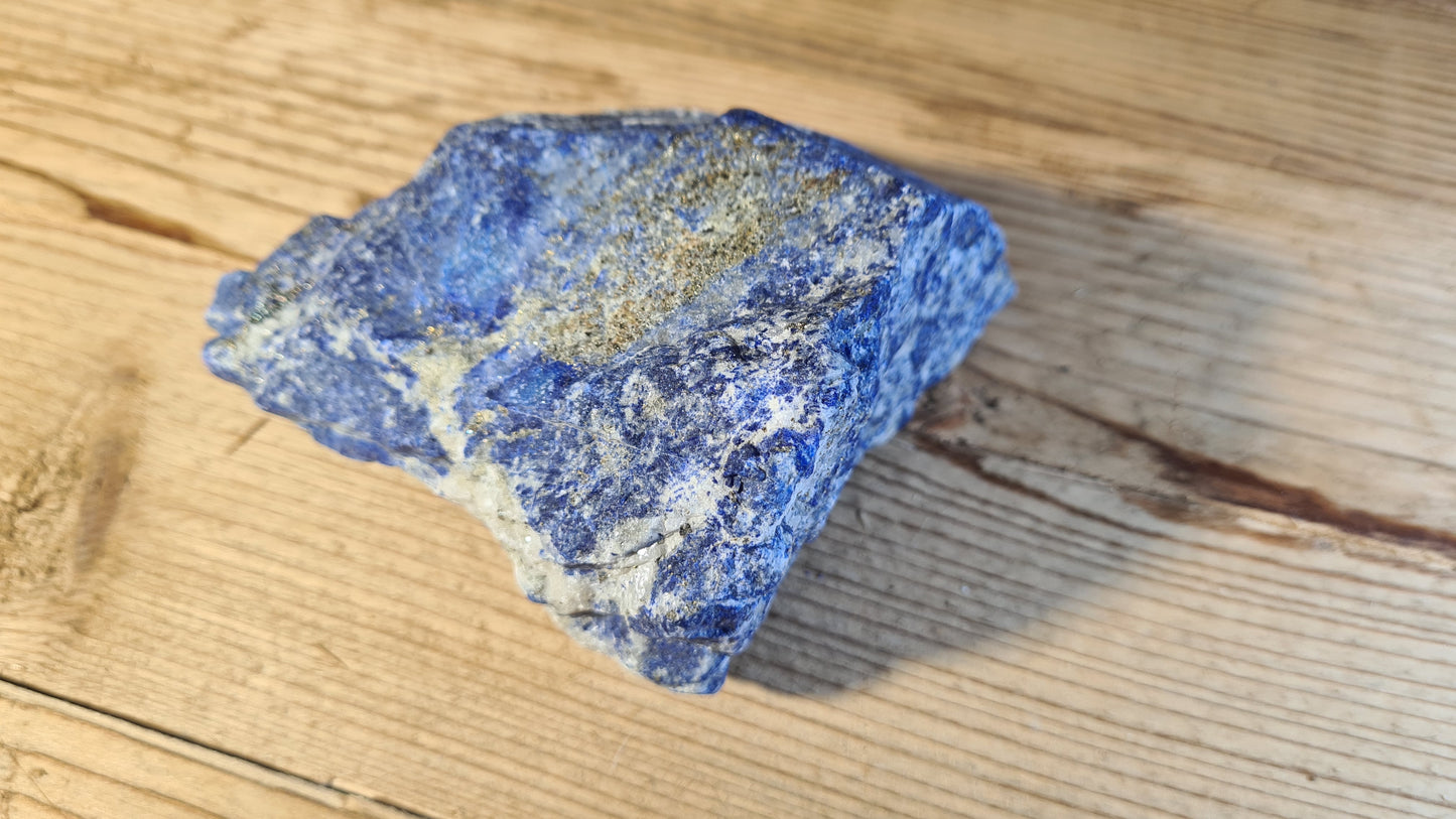 Pierre de lapis-lazuli brute de 841g