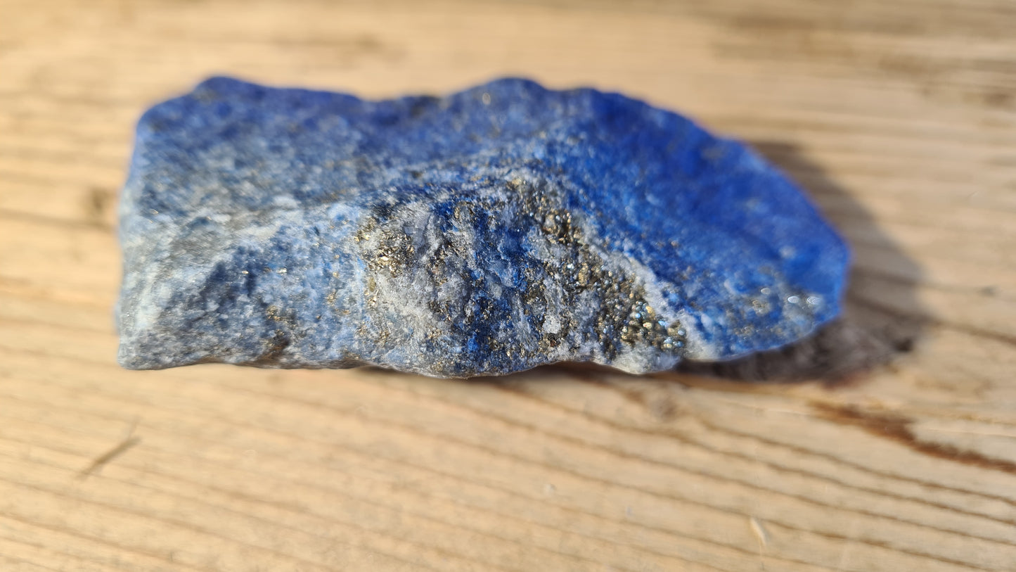 Pierre de lapis-lazuli brute de 196g