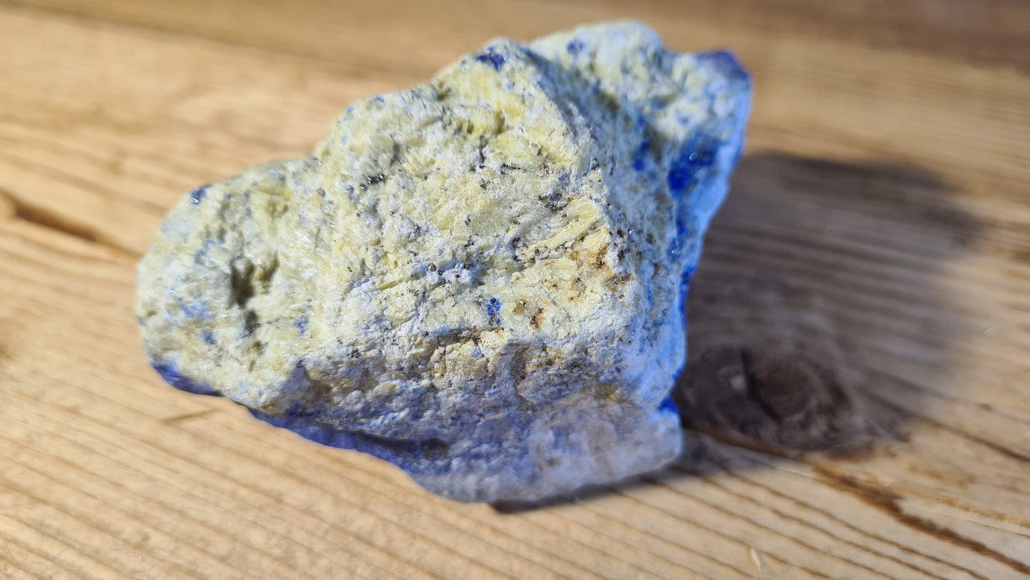 Pierre de lapis-lazuli brute de 438g
