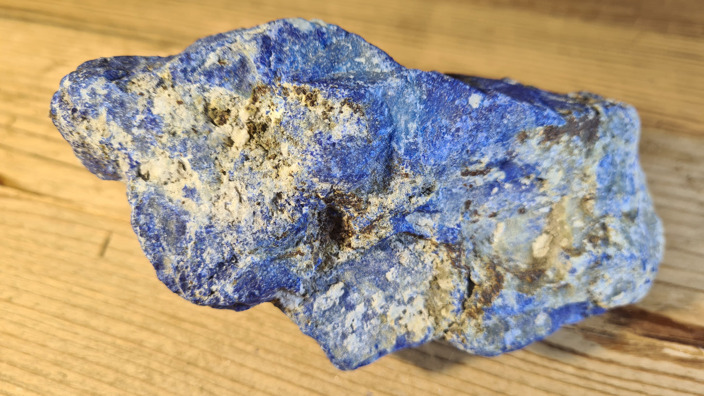 Pierre de lapis-lazuli brute de 538g