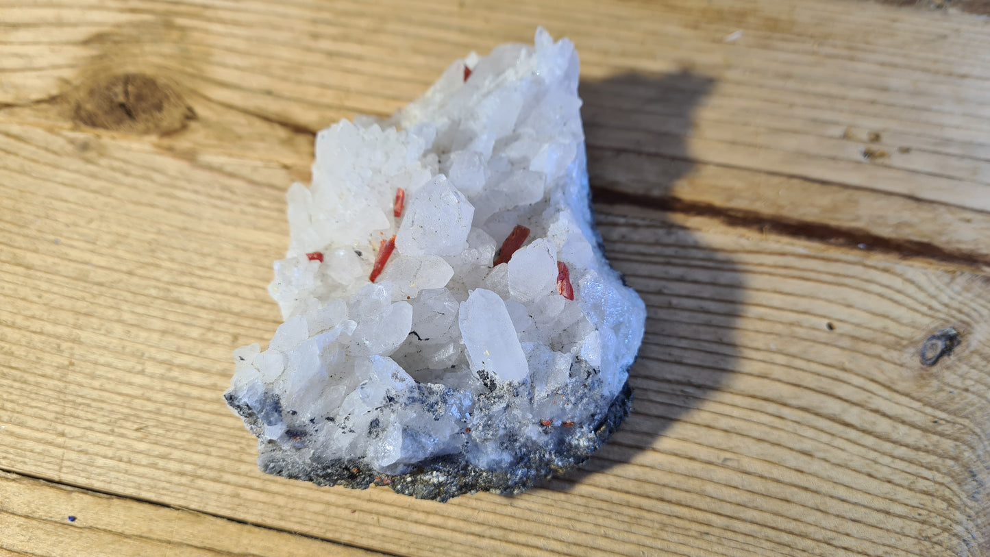 Amas de cristaux quartz, réalgar, 346g, 10x7.5cm