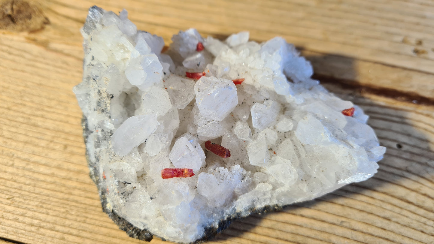 Amas de cristaux quartz, réalgar, 346g, 10x7.5cm