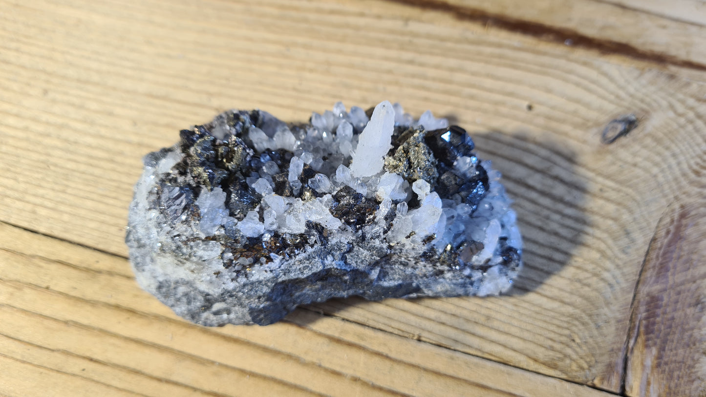 Amas de cristaux quartz et pyrite, 183g, 9x4.5cm
