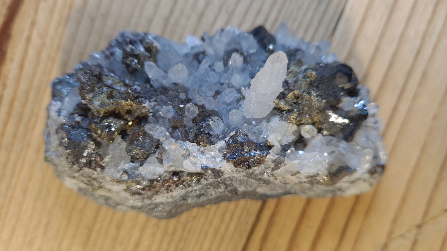 Amas de cristaux quartz et pyrite, 183g, 9x4.5cm