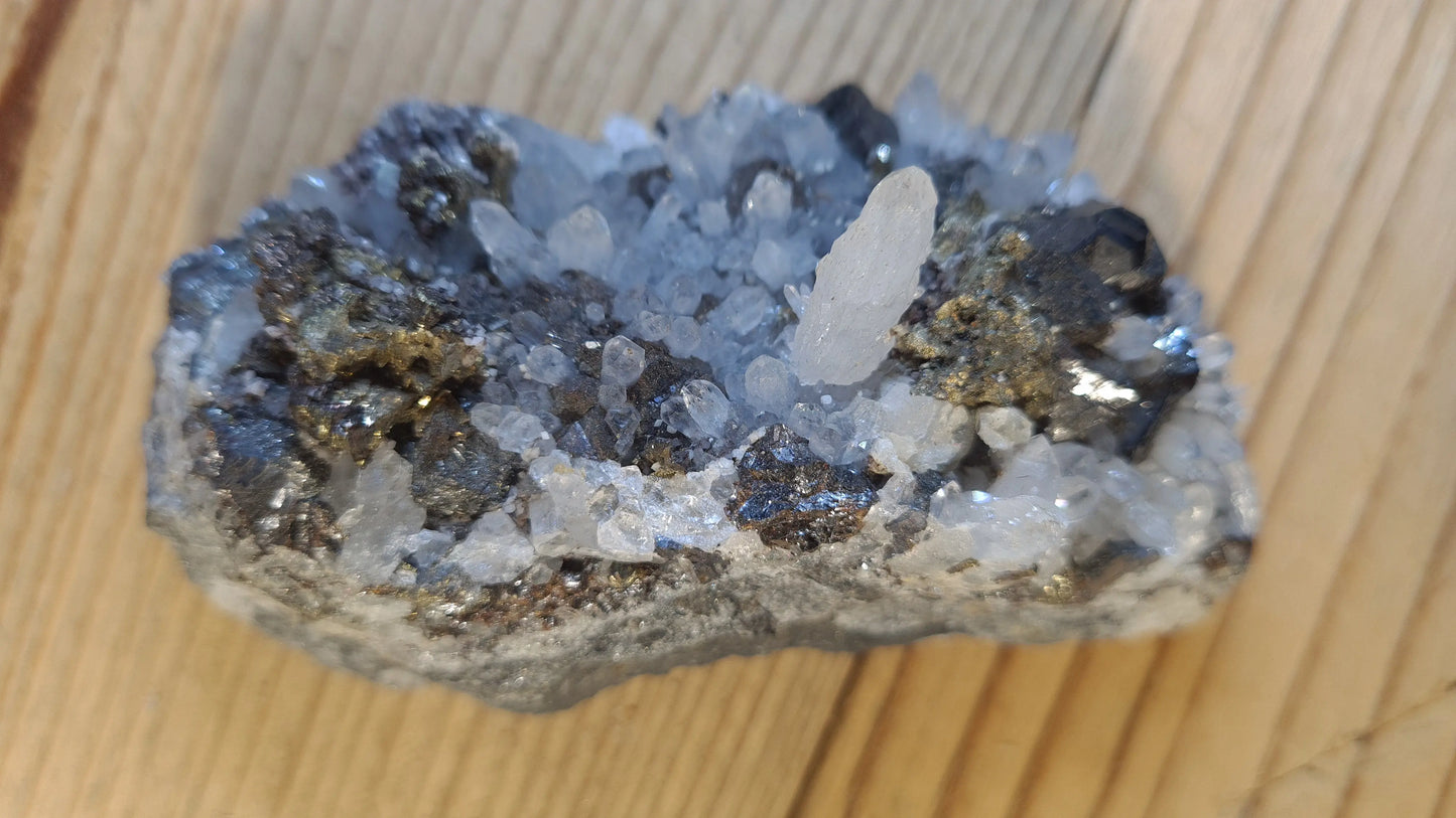 Amas de cristaux quartz et pyrite, 183g, 9x4.5cm Cristal Roche