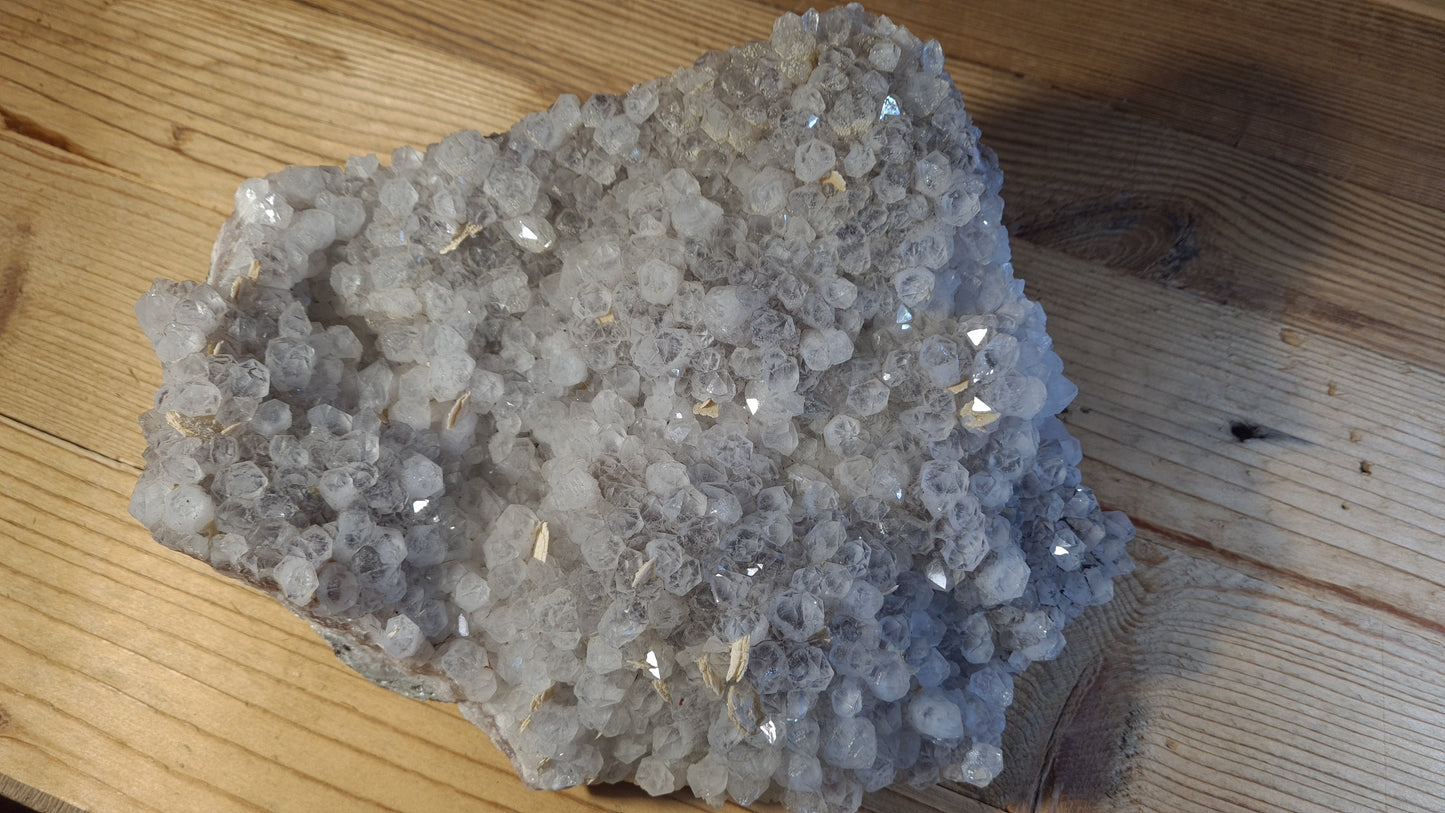 Amas de cristaux quartz fantômes, améthyste et calcite, 2784g, 25x19cm