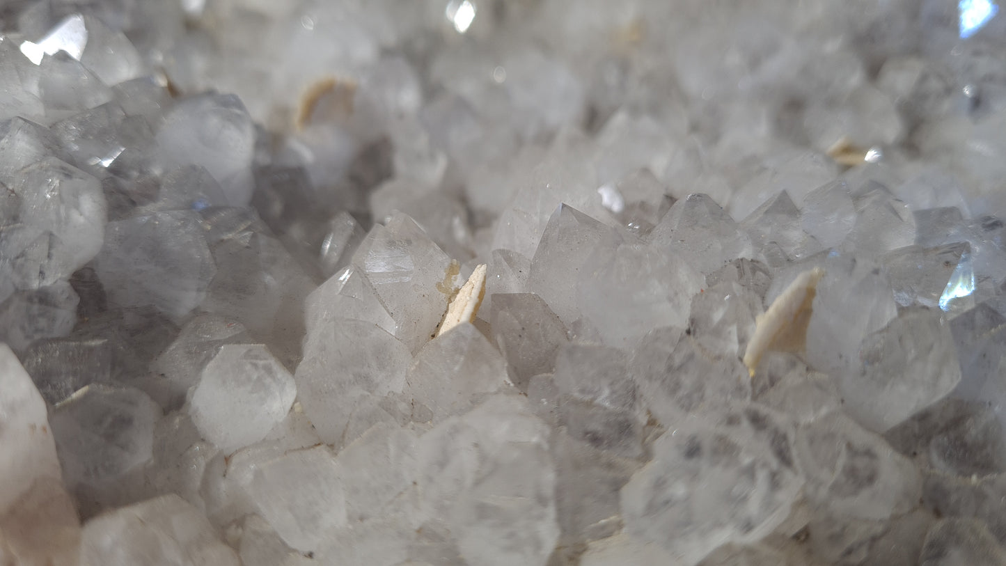 Amas de cristaux quartz fantômes, améthyste et calcite, 2784g, 25x19cm