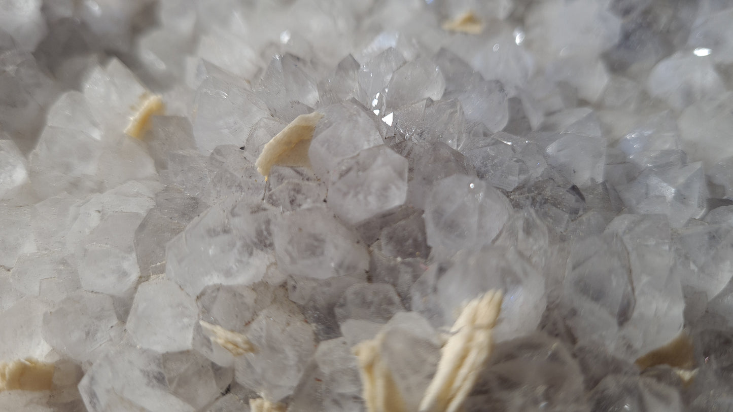 Amas de cristaux quartz fantômes, améthyste et calcite, 2784g, 25x19cm