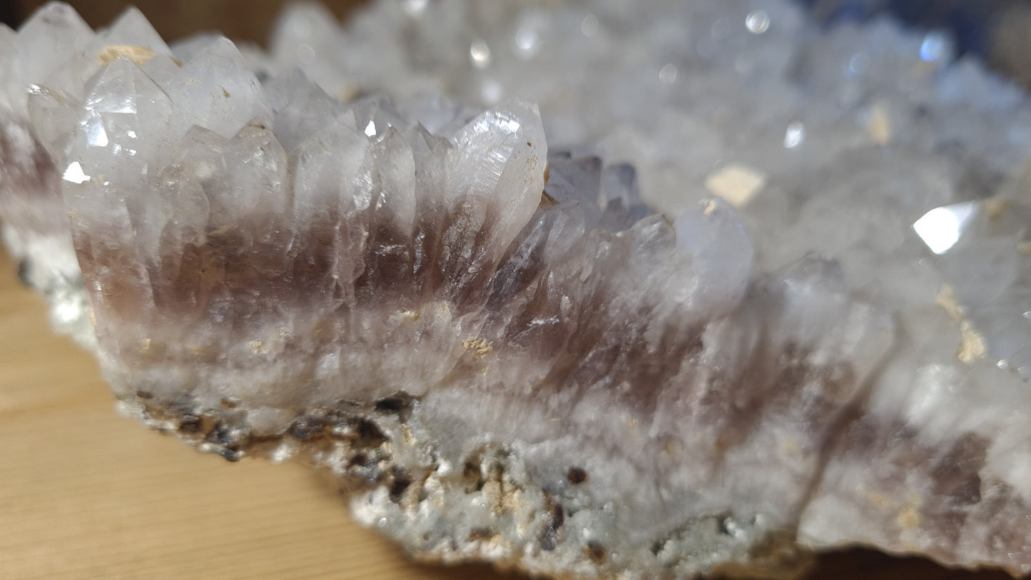 Amas de cristaux quartz fantômes, améthyste et calcite, 2784g, 25x19cm