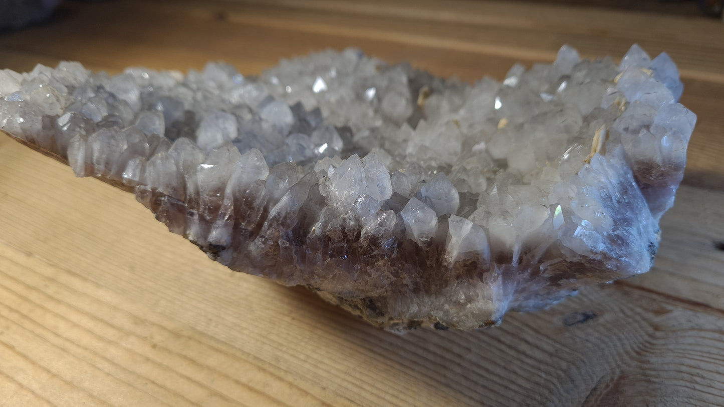 Amas de cristaux quartz fantômes, améthyste et calcite, 2784g, 25x19cm