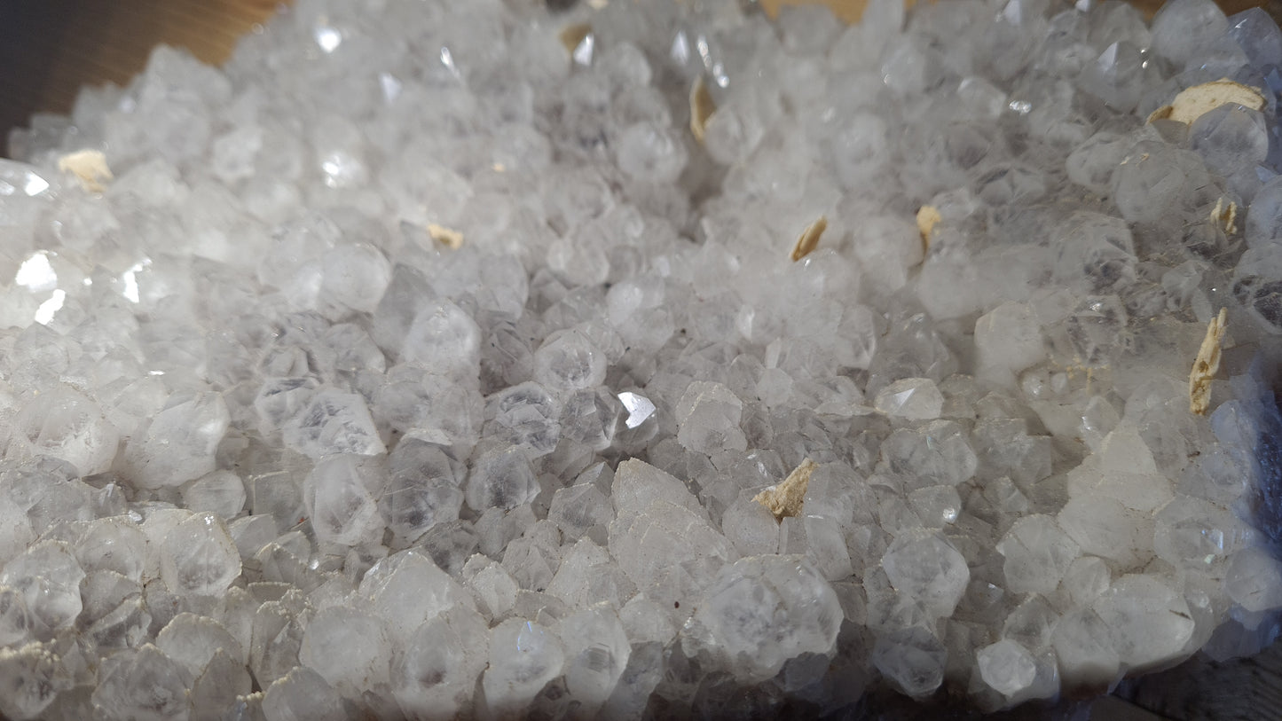 Amas de cristaux quartz fantômes, améthyste et calcite, 2784g, 25x19cm