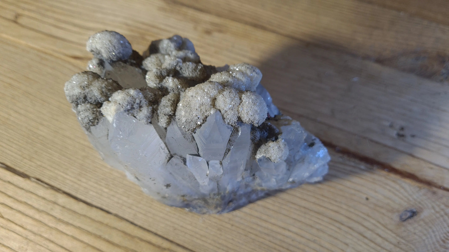 Amas de cristaux quartz, de calcite et de marcassite, 602g, 12x9cm Cristal Roche