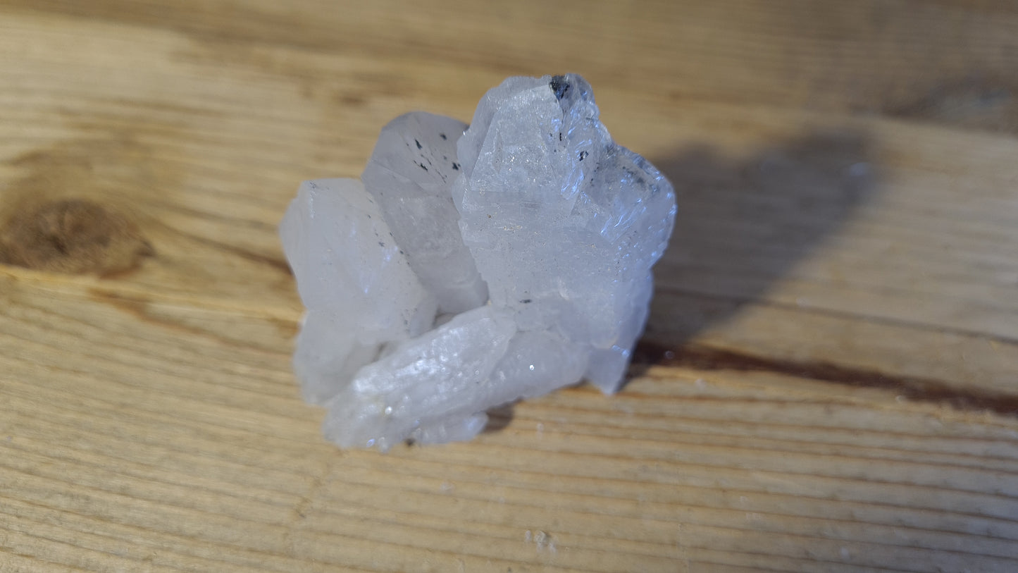 Amas de cristaux quartz, réalgar, arsenic, 94g, 7x5.5cm