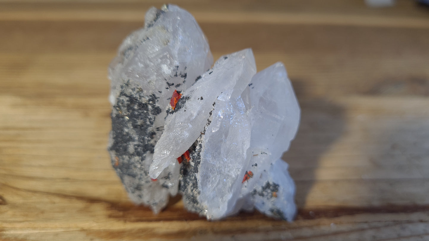 Amas de cristaux quartz, réalgar, arsenic, 94g, 7x5.5cm