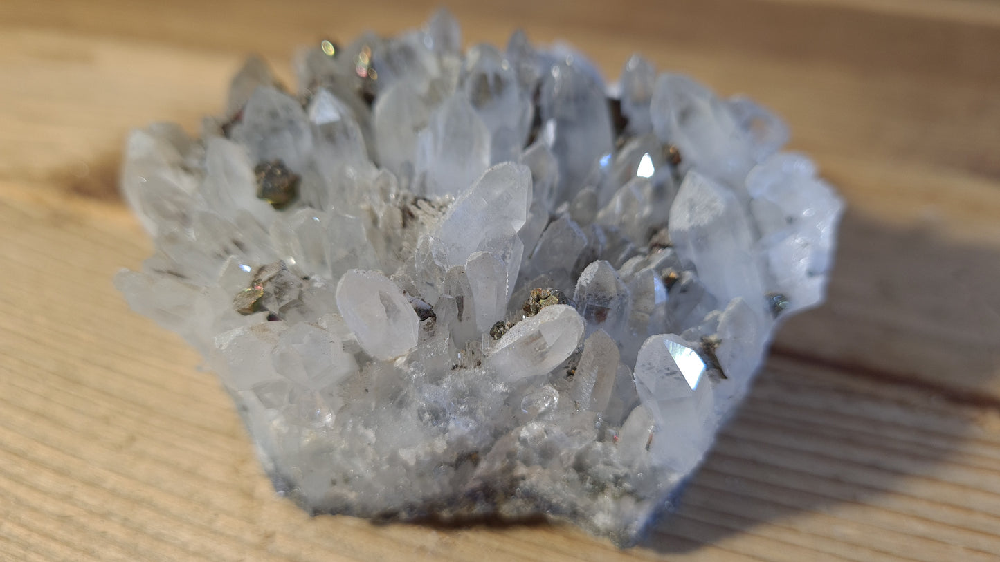 Amas de cristaux quartz et pyrite, 380g, 9x7.5cm