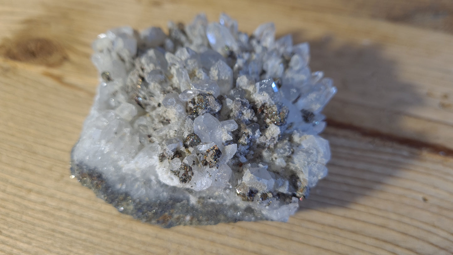 Amas de cristaux quartz et pyrite, 380g, 9x7.5cm
