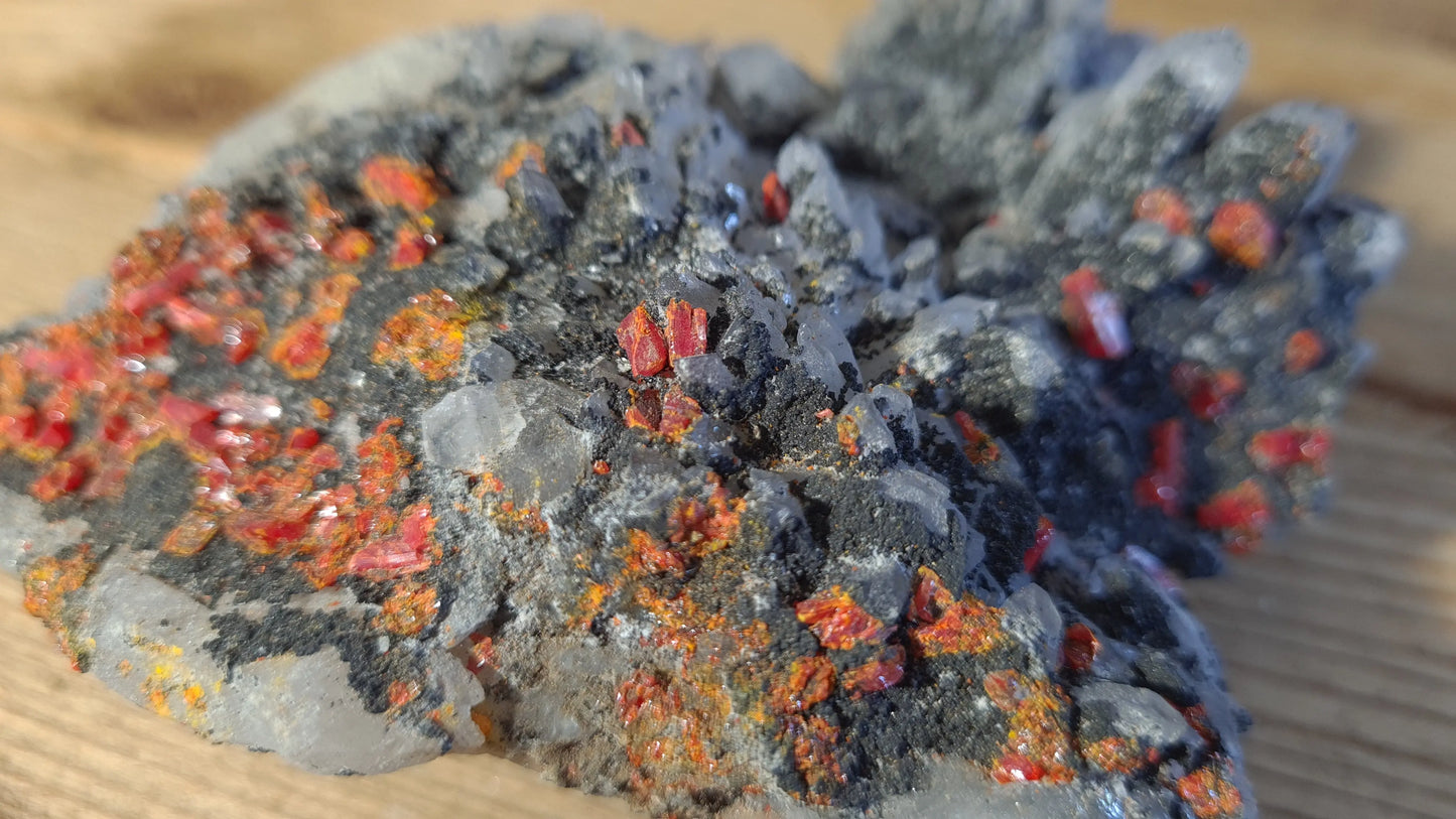 Amas de cristaux quartz, réalgar, 488g, 12x9.5cm Cristal Roche