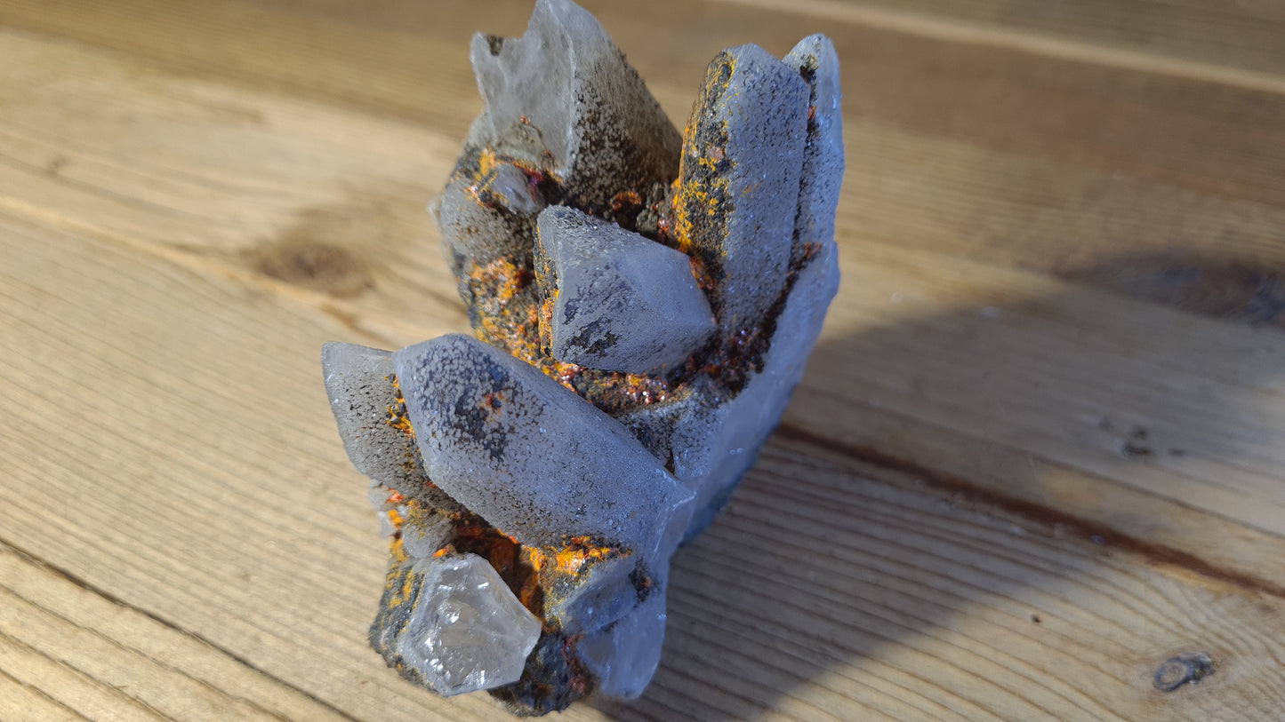 Amas de cristaux quartz, réalgar, 411g, 10x7.5cm