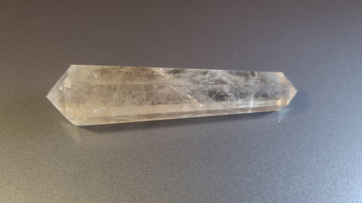 Cristal de quartz - 6 facettes - 7.4 x 1.8 cm - 27.8 g