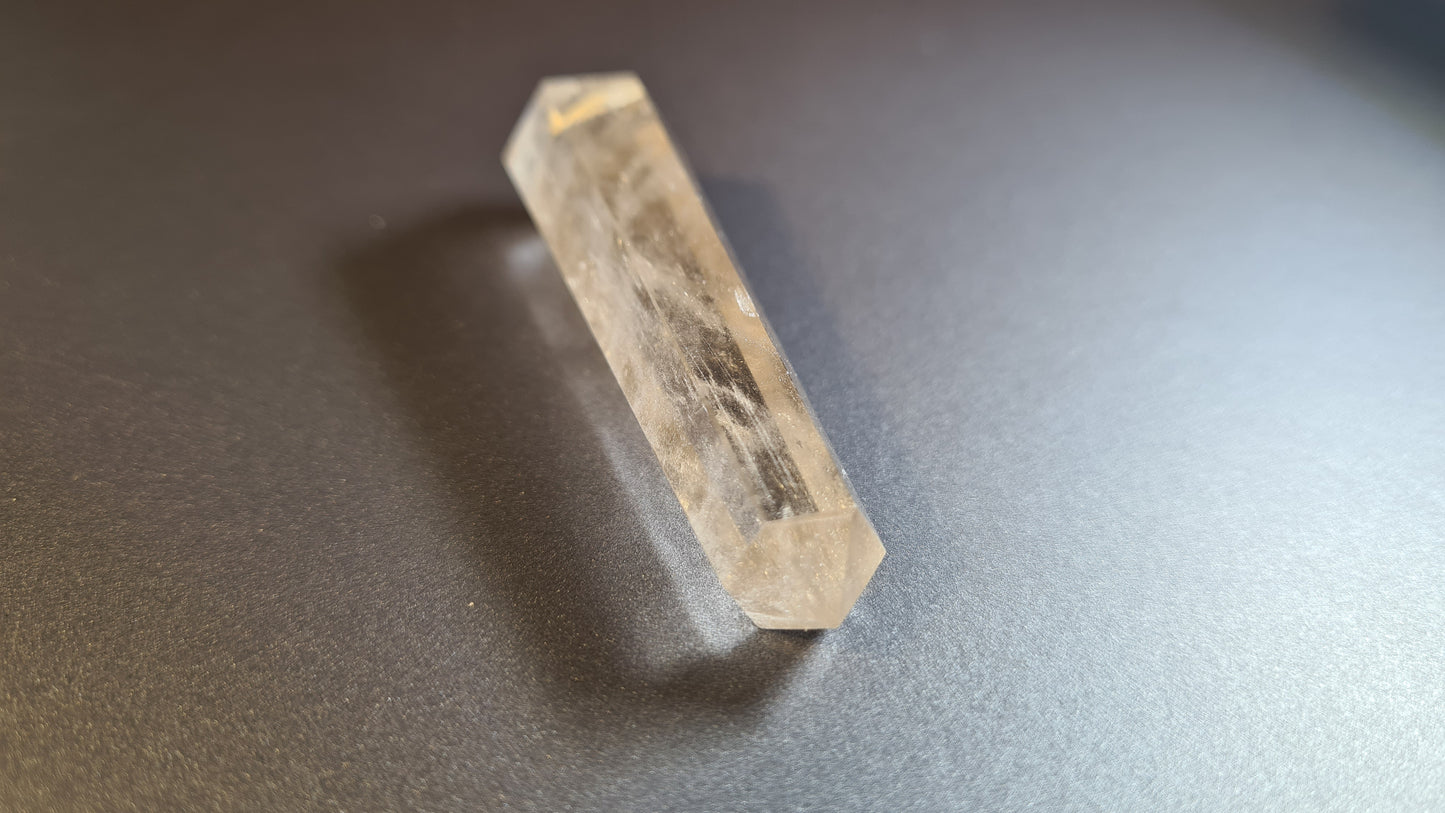 Cristal de quartz - 6 facettes - 7.4 x 1.8 cm - 27.8 g