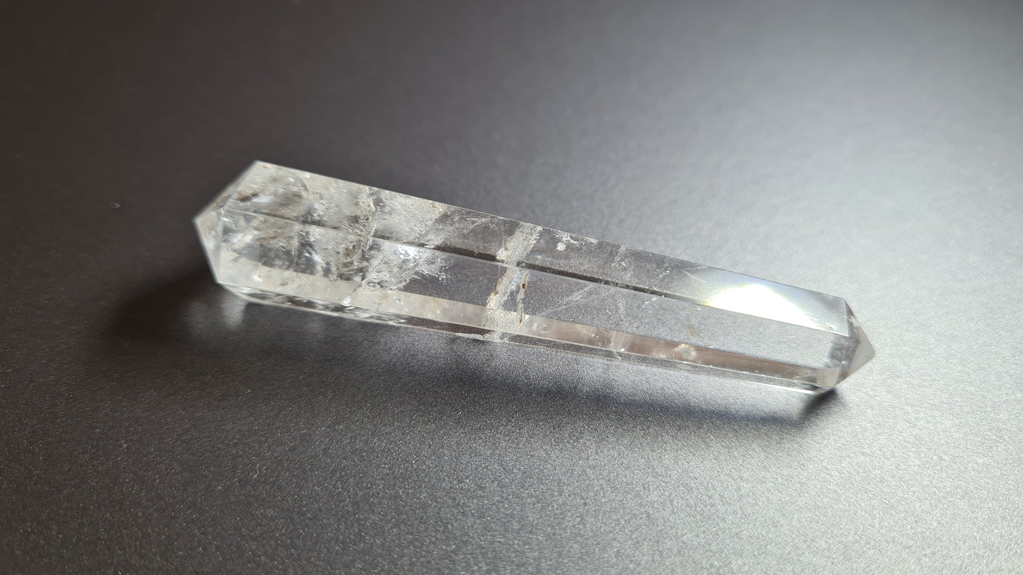 Cristal de quartz - 6 facettes - 7.7 x 1.7 cm - 23.4 g
