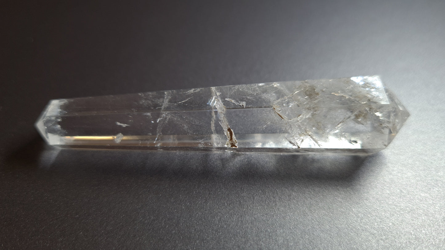 Cristal de quartz - 6 facettes - 7.7 x 1.7 cm - 23.4 g