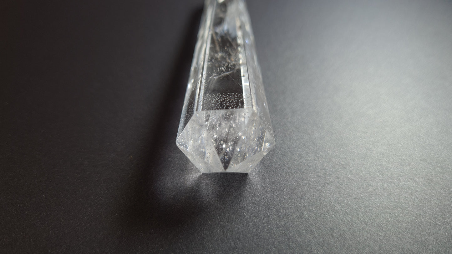 Cristal de quartz - 6 facettes - 7.2 x 1.8 cm - 24.2 g