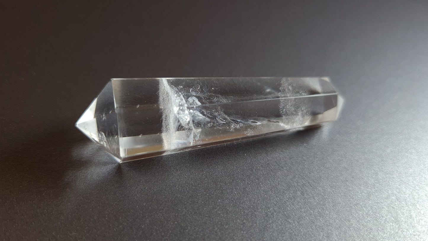 Cristal de quartz - 6 facettes - 5.7 x 1.7 cm - 17.1 g