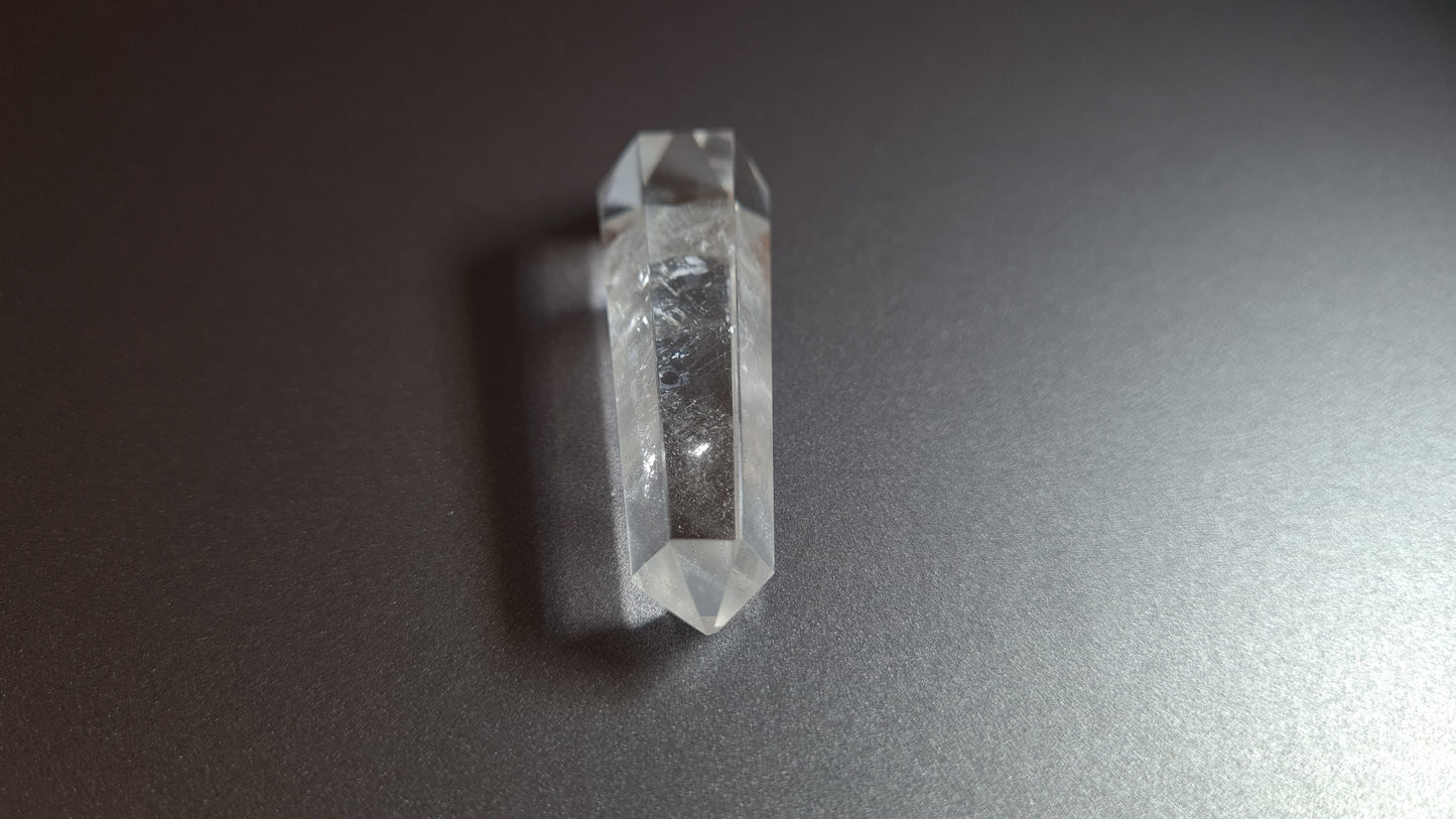 Cristal de quartz - 6 facettes - 5.7 x 1.7 cm - 17.1 g