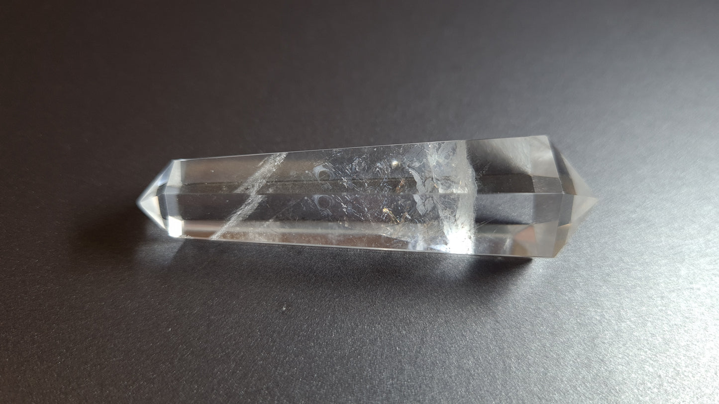 Cristal de quartz - 6 facettes - 5.7 x 1.7 cm - 17.1 g
