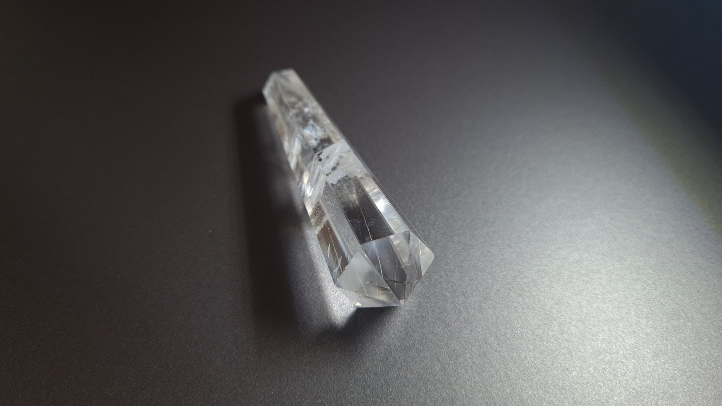 Cristal de quartz - 6 facettes - 8.5 x 2.2 cm - 39 g