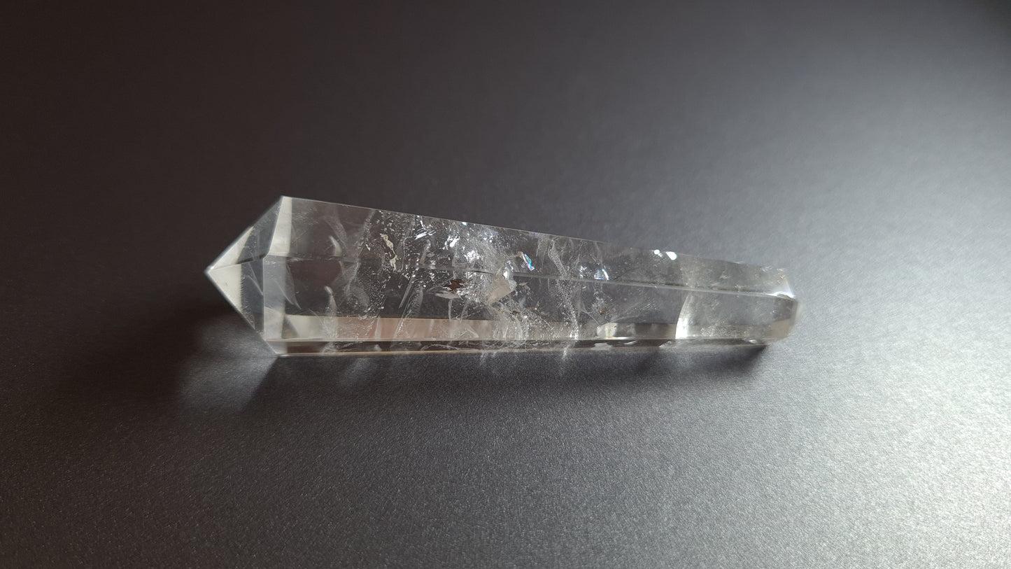Cristal de quartz - 6 facettes - 7.1 x 1.9 cm - 25 g