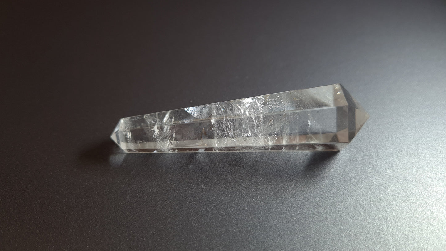 Cristal de quartz - 6 facettes - 7.1 x 1.9 cm - 25 g