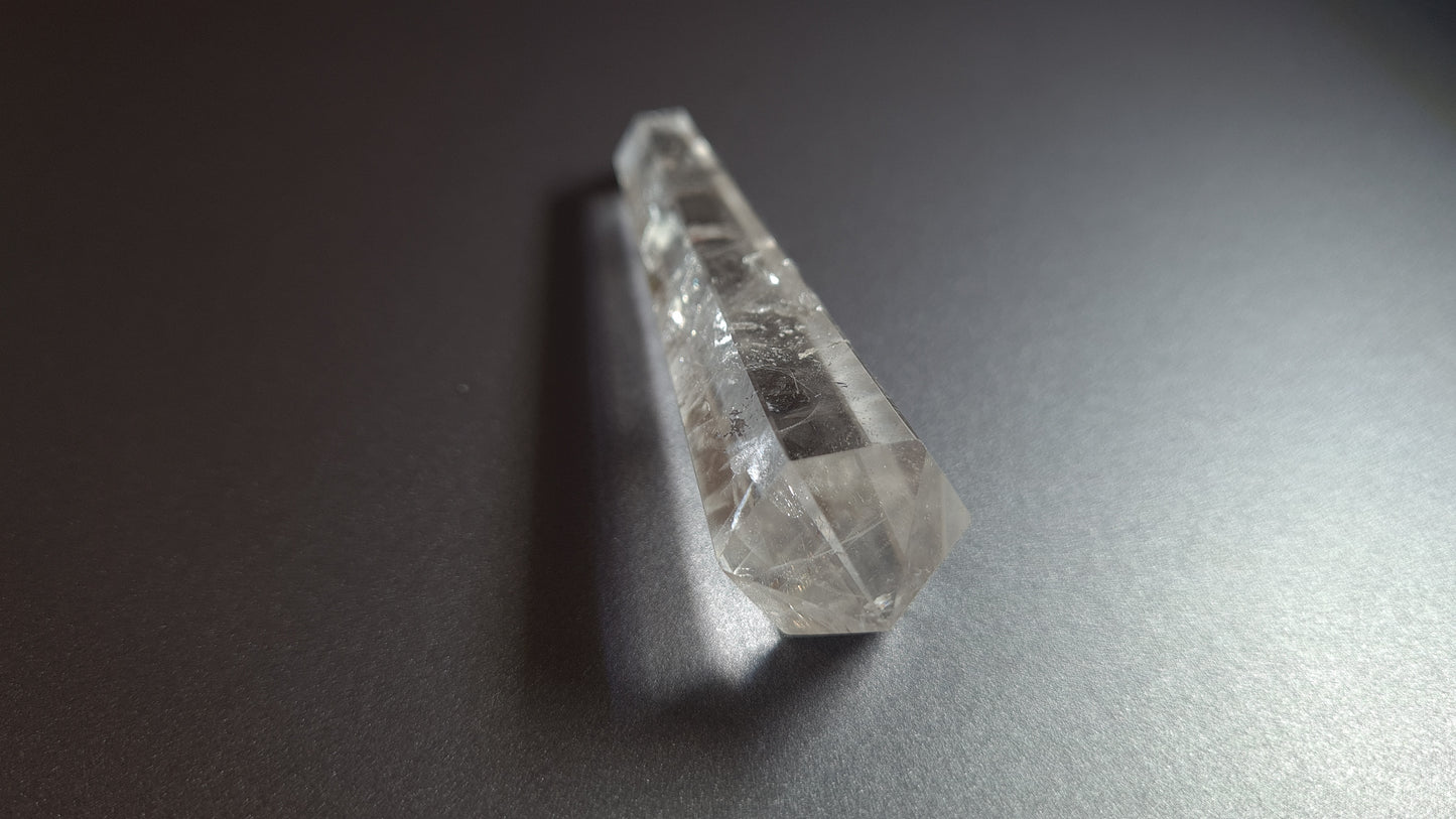 Cristal de quartz - 6 facettes - 7.1 x 1.9 cm - 25 g